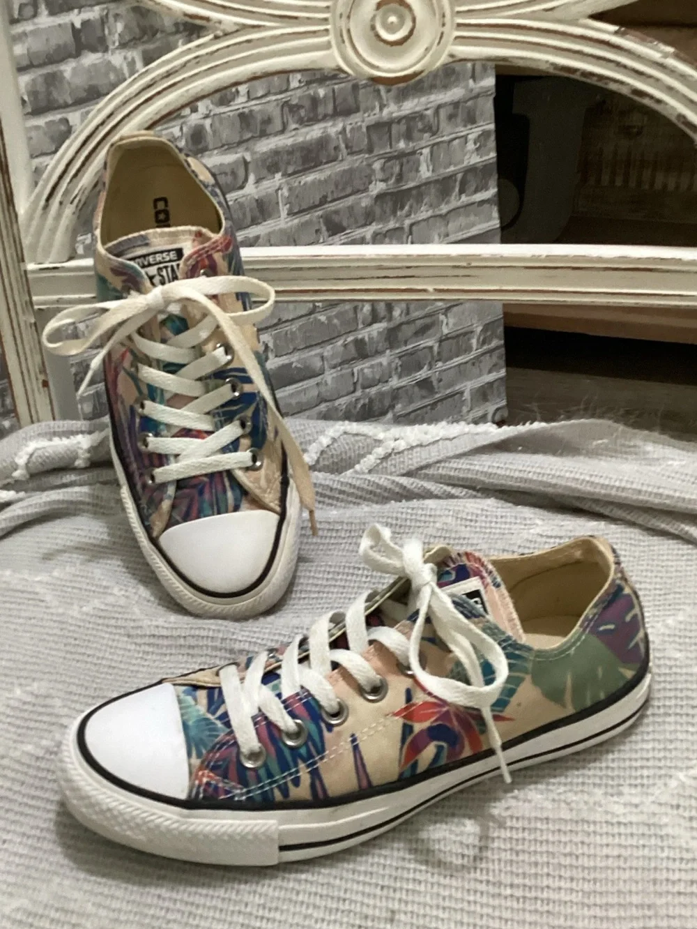 Converse Low-Top Tropical  Floral Canvas Multicolor Sneakers Womens Sz 7